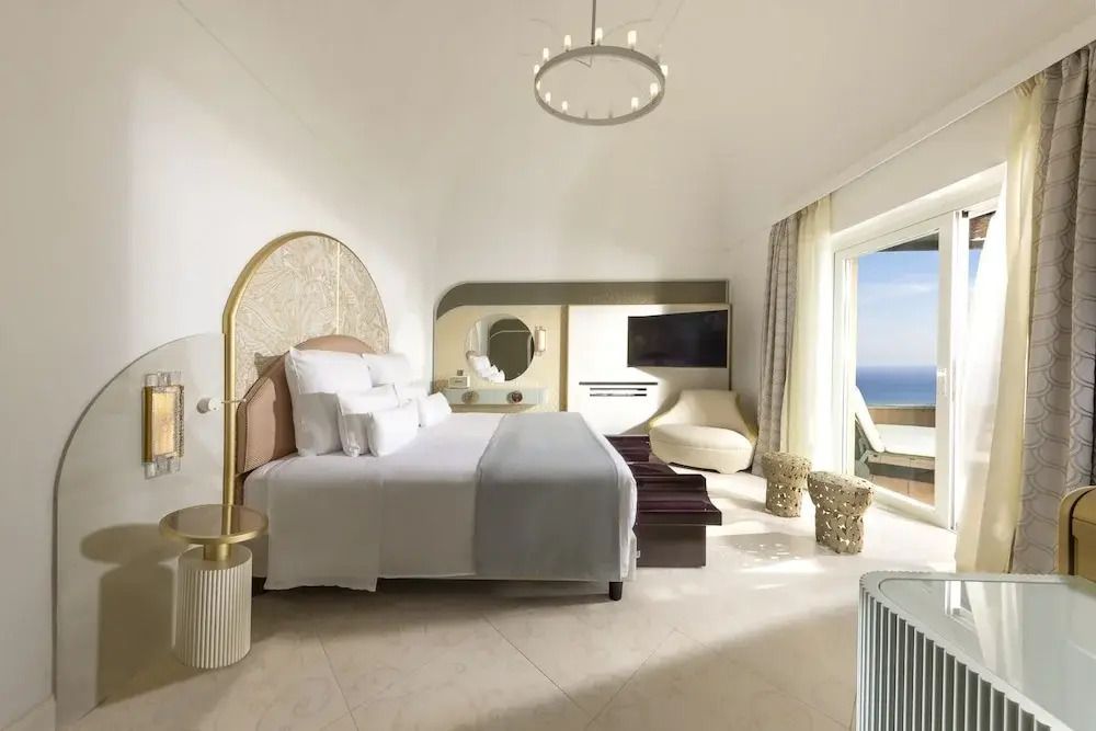 Modernes Doppelzimmer mit Meerblick von privatem Balkon stilvoll dekoriert
