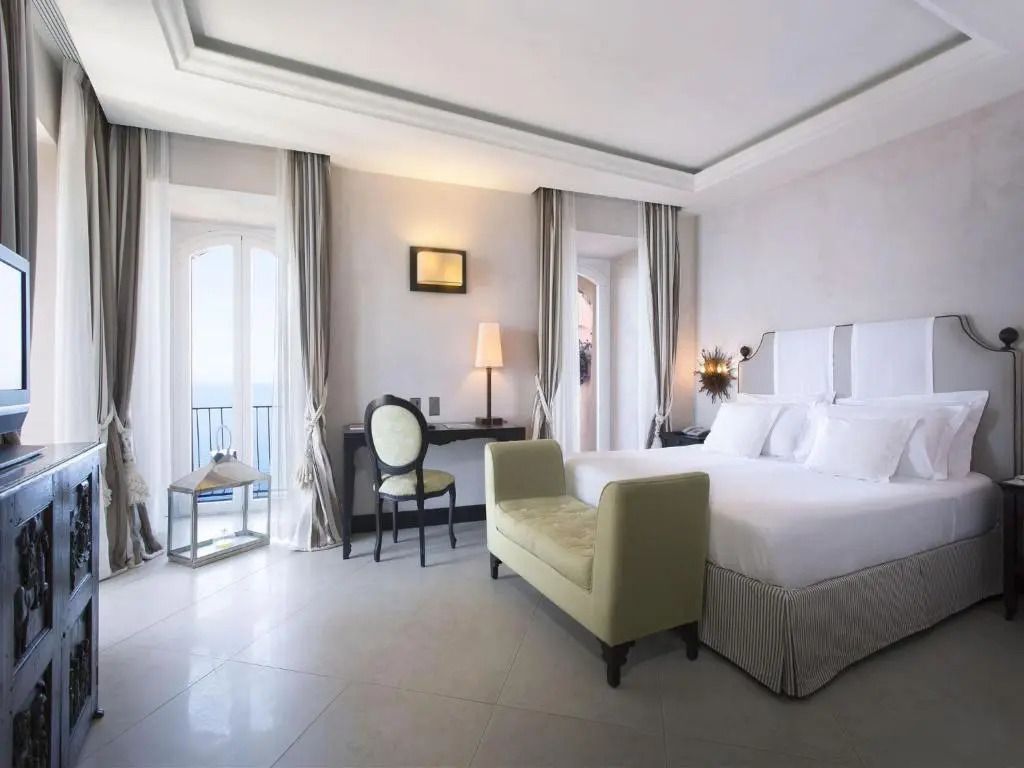 Helles Zimmer mit Doppelbett, Sofa und Meerblick im Punta Tragara Hotel