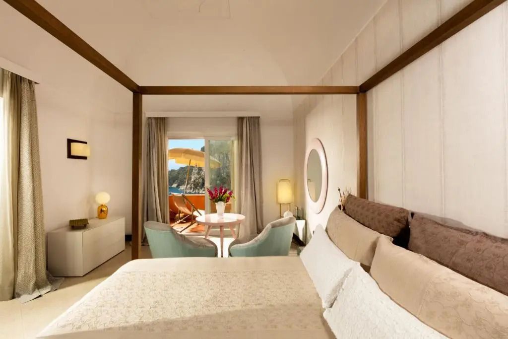 Gemütliches Zimmer mit Sitzbereich und Meerblick im Hotel Punta Tragara
