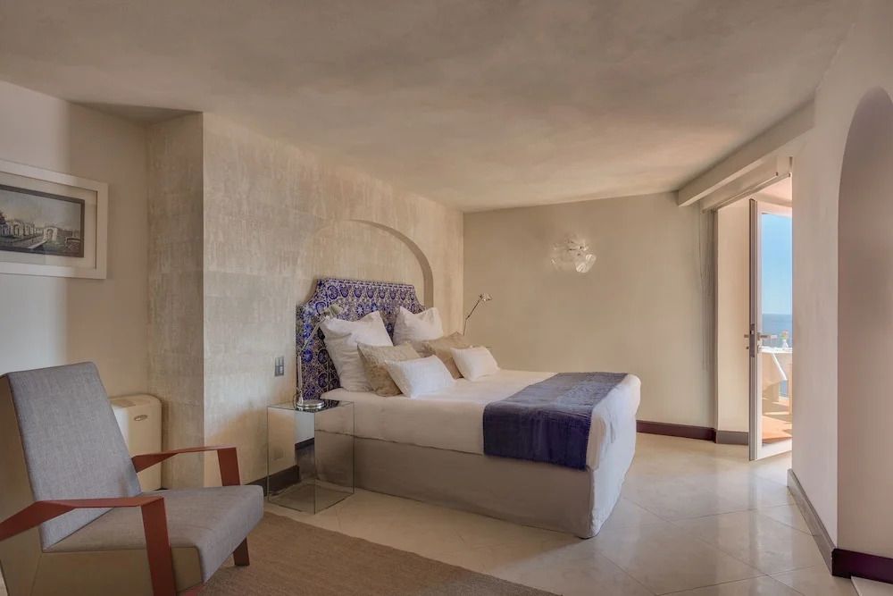 Geräumige Junior-Suite mit modernem Doppelbett und eleganter Wandgestaltung