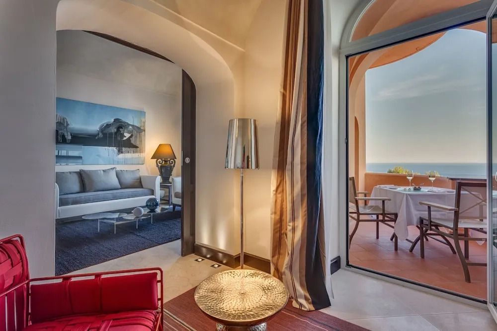Gemütlicher Wohnbereich mit Blick auf Meer und Terrasse in luxuriöser Suite