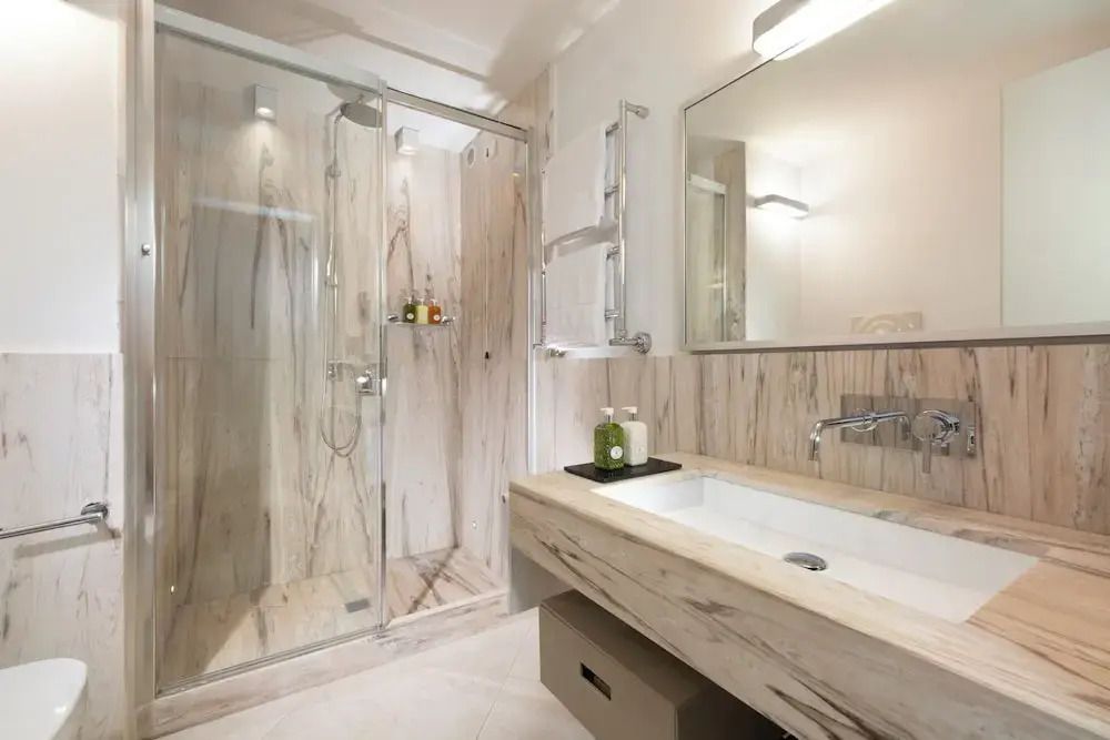 Moderner Badezimmerbereich mit Dusche und Spiegel in Punta Tragara