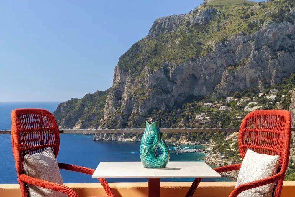 Atemberaubende Aussicht von der Terrasse auf das Meer und die Klippen