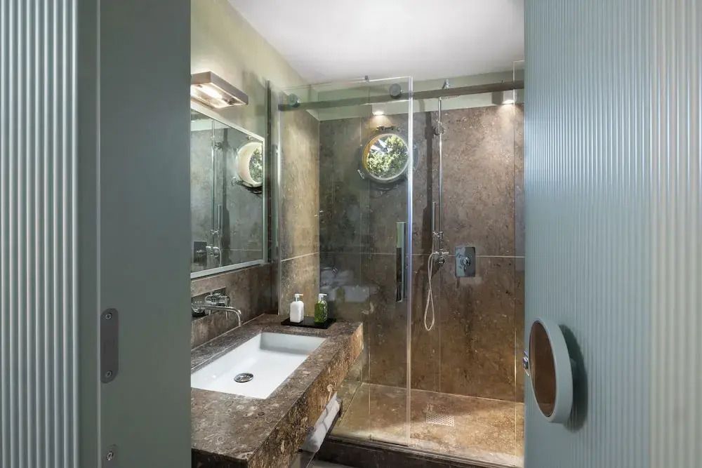 Luxuriöses Badezimmer mit moderner Ausstattung und Marmordetails