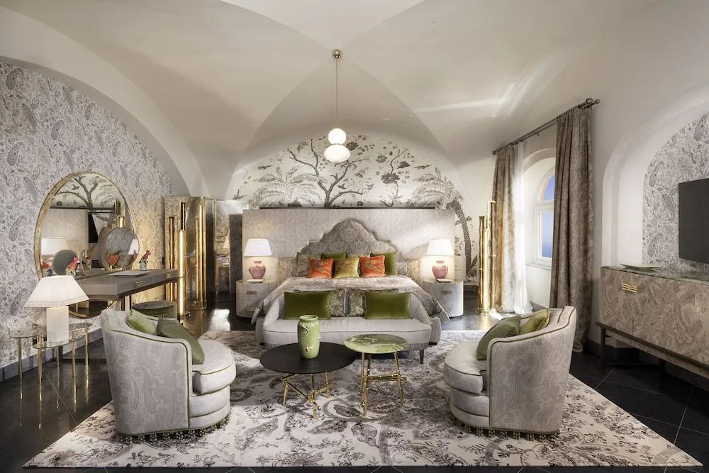 Elegantes Schlafzimmer mit kunstvollen Tapeten und luxuriösen Möbeln