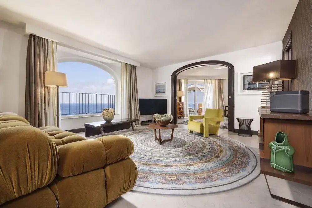Geräumiges Wohnzimmer mit Panorama-Meerblick und stilvoller Einrichtung