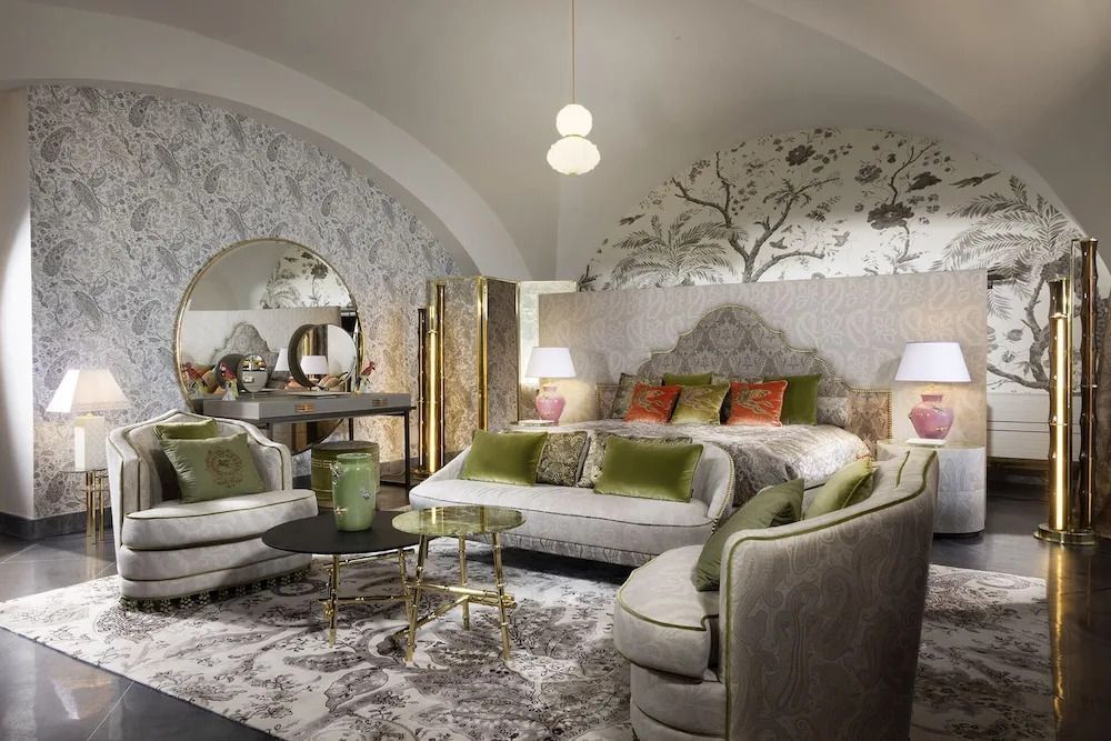 Luxuriöse Sitzecke in elegantem Schlafzimmer mit kunstvoller Dekoration
