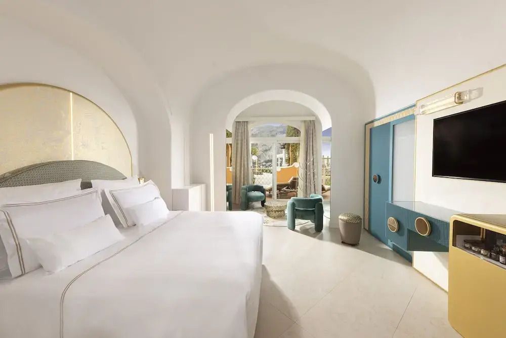 Lichtdurchflutetes Doppelzimmer mit gewölbter Decke und Gartenblick