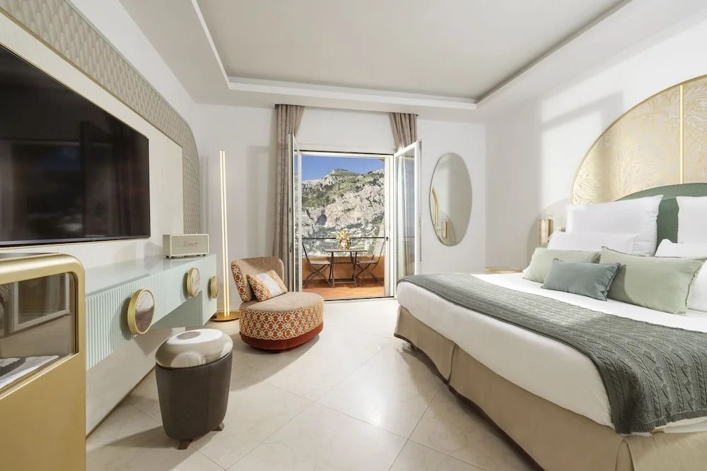 Schickes Zimmer mit privatem Balkon und Blick auf die Felslandschaft