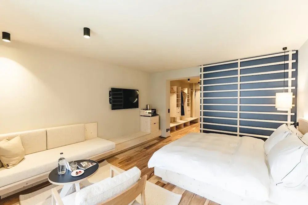 Helles Komfort Zimmer mit modernem Design, Bett, TV und Sitzecke