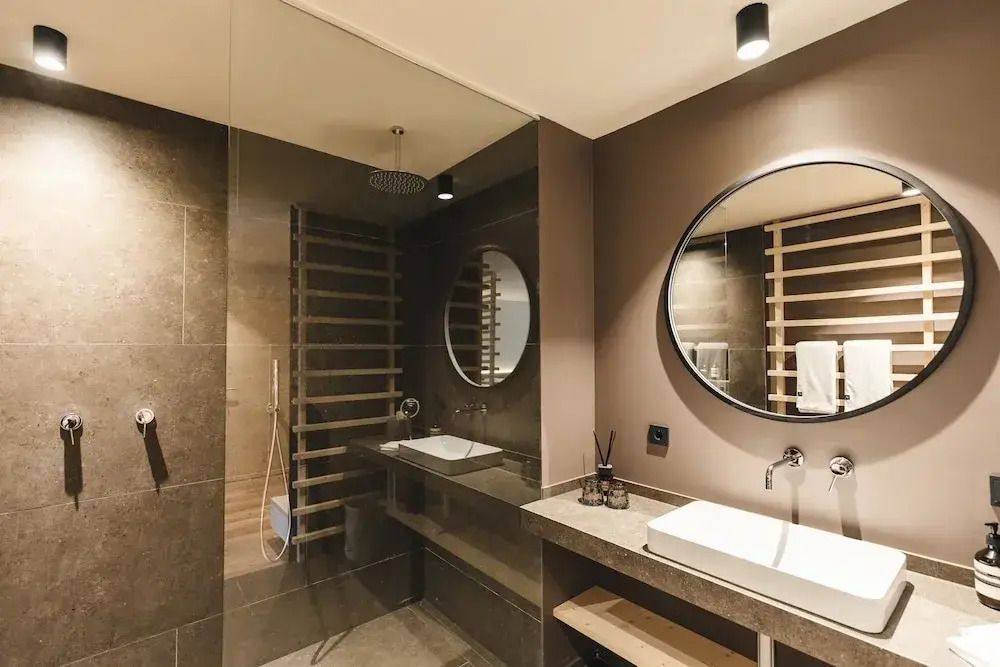 Modernes Badezimmer mit großem Spiegel und Dusche