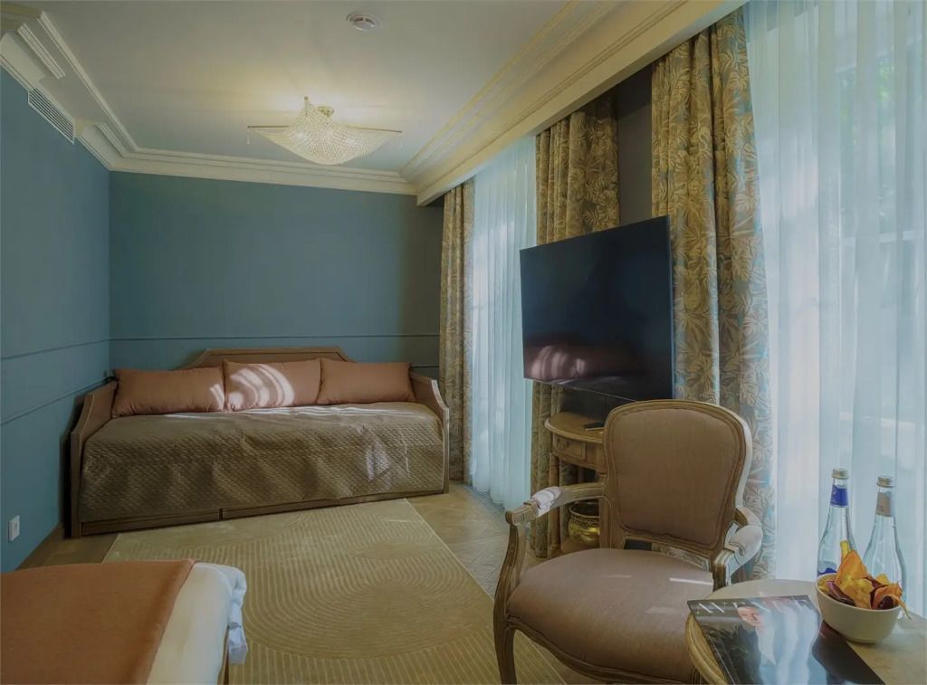 Gemütlicher Wohnbereich mit Sofa, Fernseher und Sessel