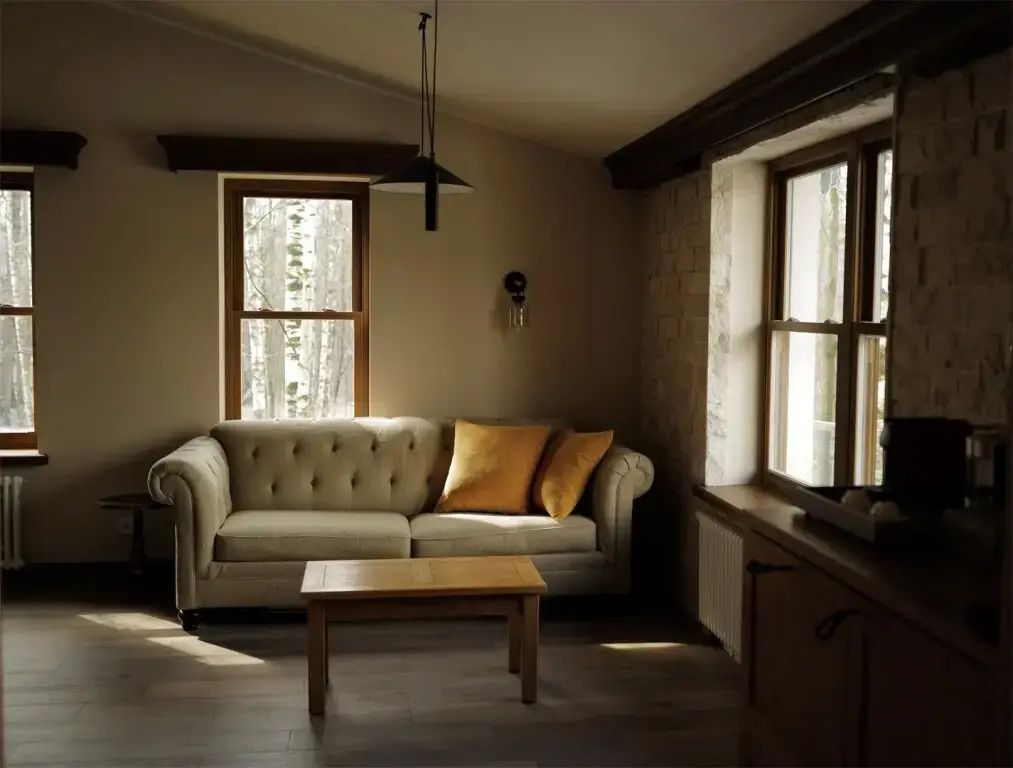 Gemütliches Wohnzimmer mit Holzdetails und Tageslichtfenstern