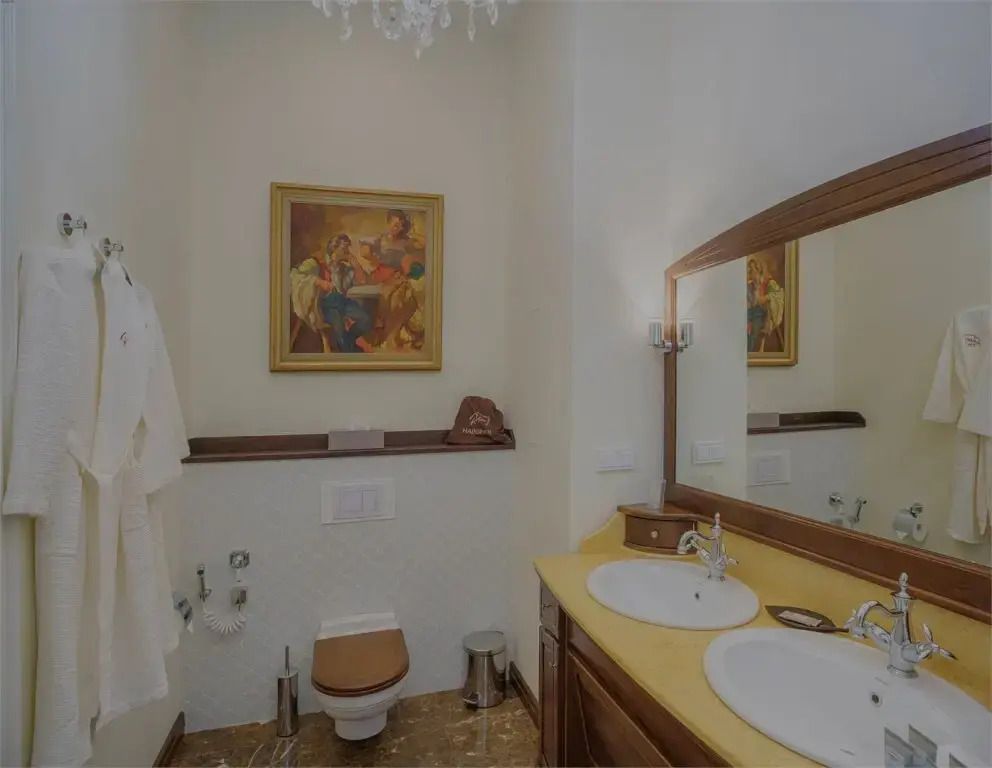 Elegantes Badezimmer mit Doppelwaschtisch und dekorativem Gemälde an der Wand