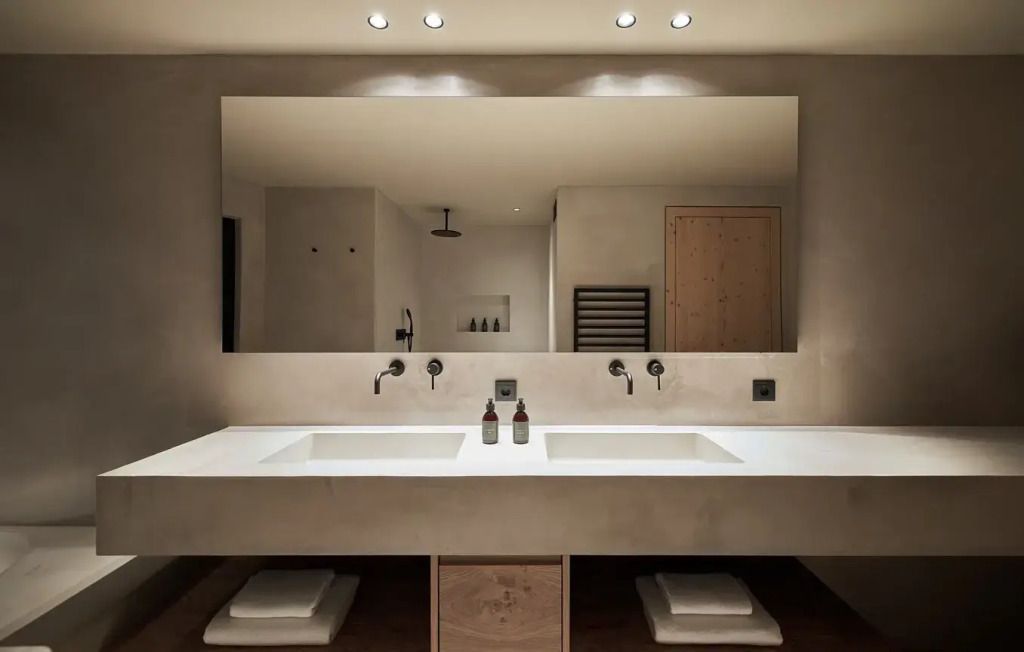 Modernes Badezimmer mit großem Spiegel und Doppelwaschbecken