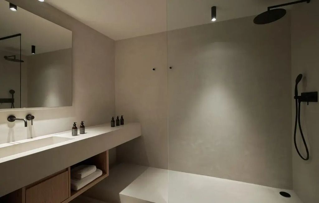 Modernes Badezimmer mit glatten Oberflächen und stilvoller Beleuchtung
