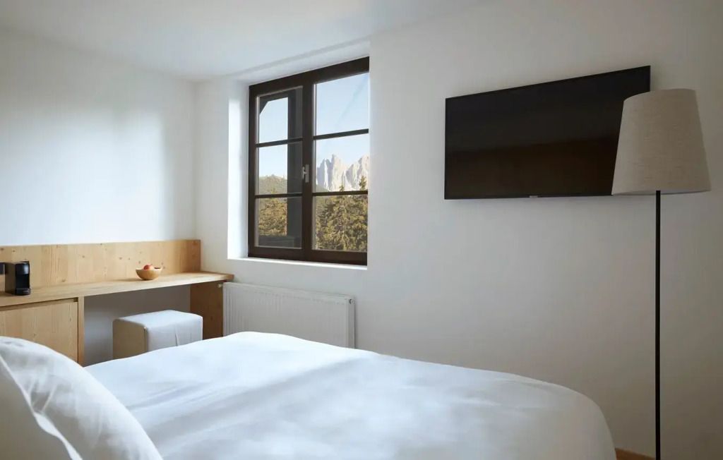 Doppelzimmer mit Blick auf natürliche Landschaft durch großes Fenster