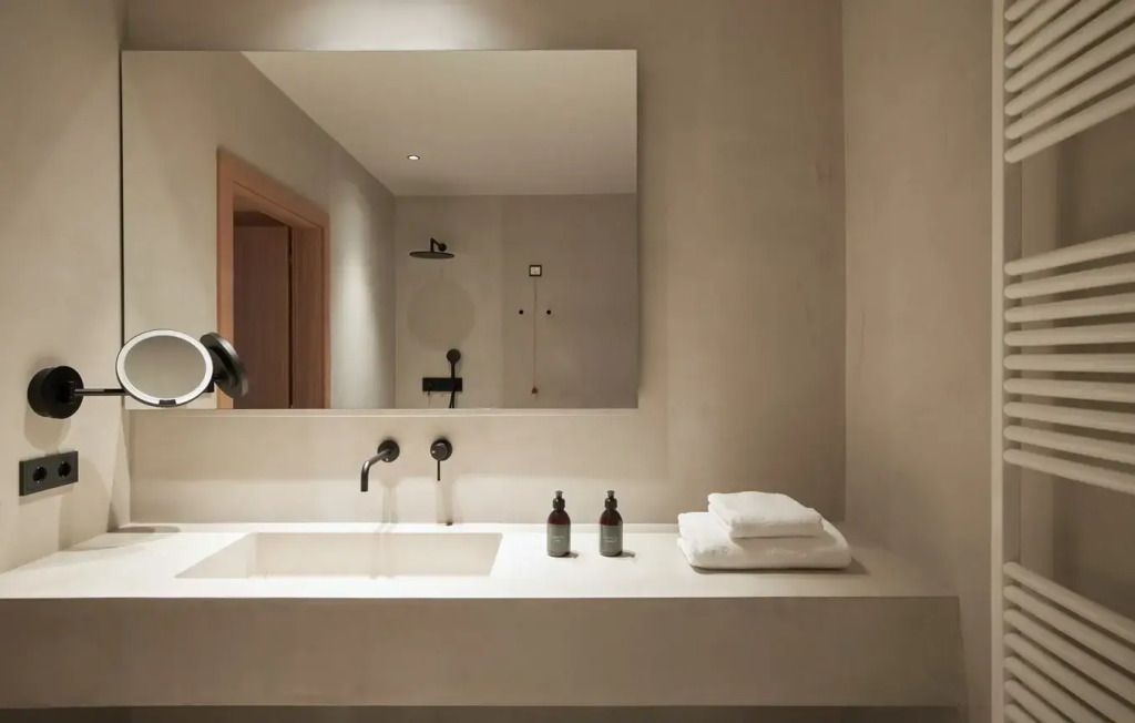 Modernes Badezimmer mit großen Spiegel und sauberer Waschtischoberfläche