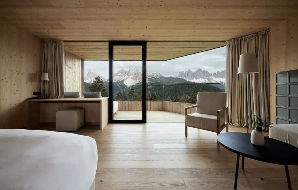 Geräumige Suite mit Panoramablick auf die Dolomiten und moderner Einrichtung