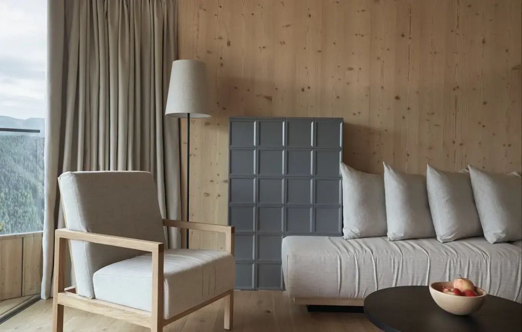 Moderner Wohnbereich mit Holzverkleidung und stilvollen Möbeln