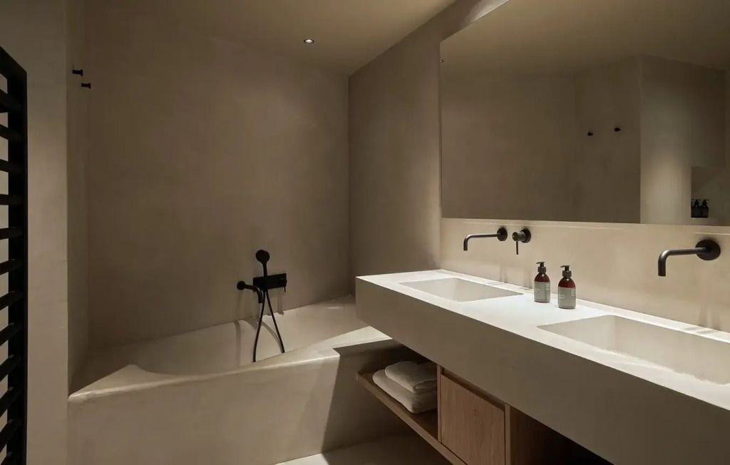 Minimalistisches Badezimmer mit großer Badewanne und Waschtisch