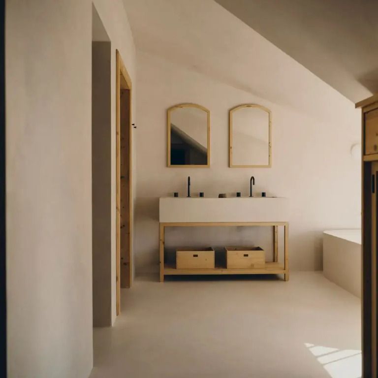 Helles Badezimmer mit Doppelwaschbecken und minimalistischen Elementen
