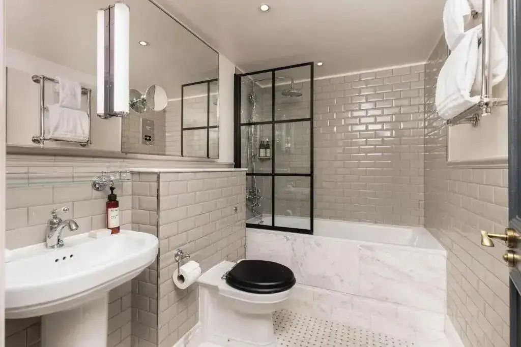 Modernes Badezimmer mit Badewanne und stilvollen Fliesen