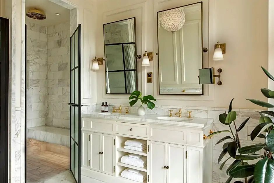 Doppelwaschbecken im Badezimmer mit eleganten Spiegeln
