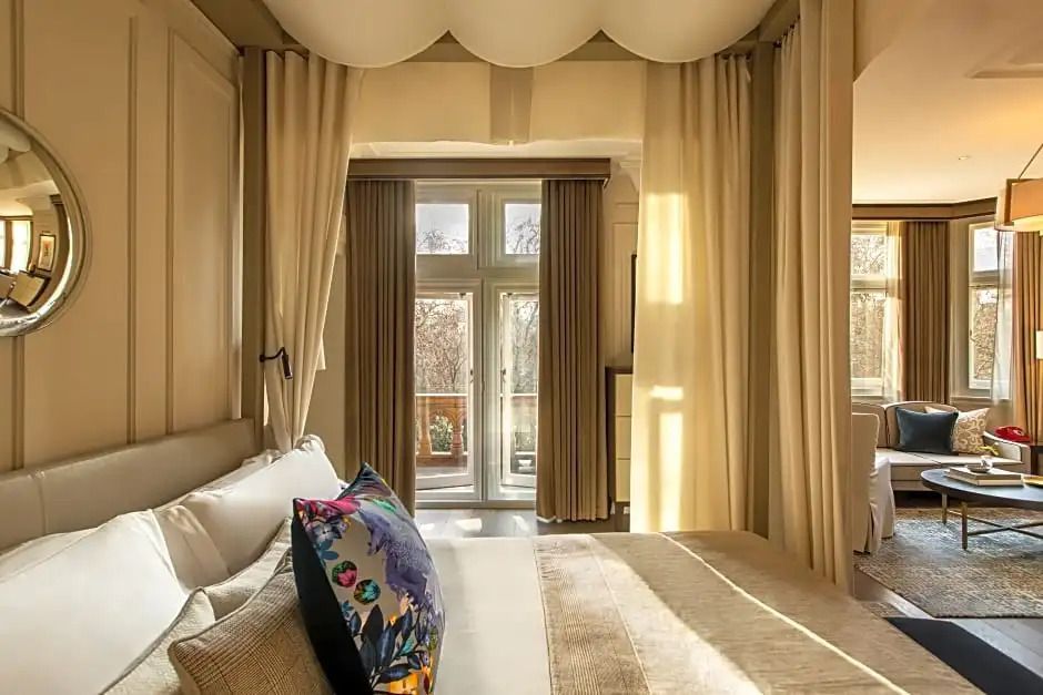 Zimmer mit Vorhängen und Balkonblick im Sonnenlicht