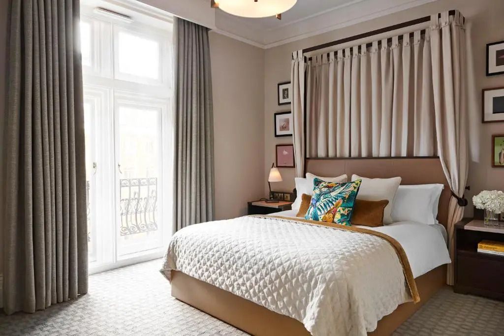 Helles Doppelzimmer mit klassischem Balkon und geschmackvollen Details
