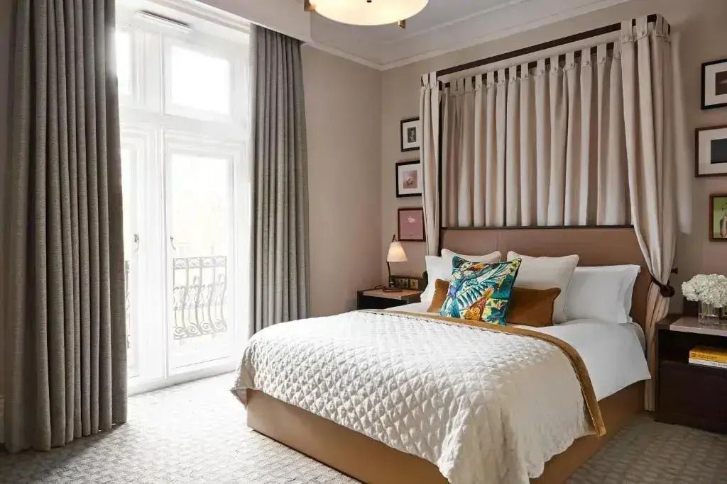 Helles Doppelzimmer mit eleganter Einrichtung und Balkonzugang im Kimpton Fitzroy London