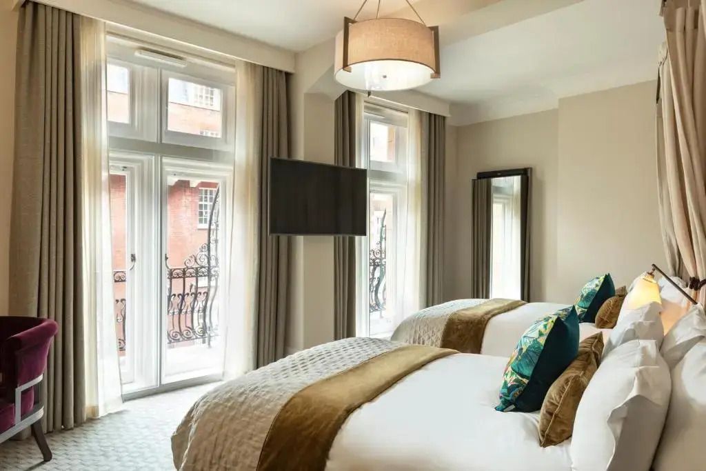 Premiumzimmer mit zwei Betten, bodentiefen Fenstern und elegantem Interieur