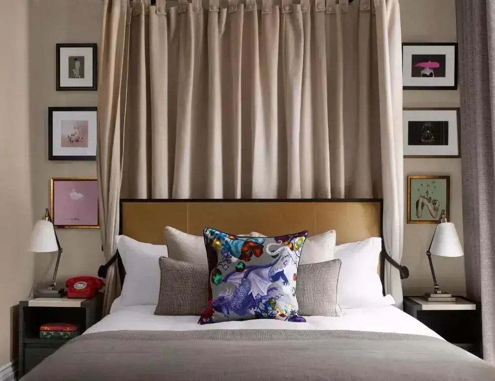 Modernes Schlafzimmer mit kunstvoll dekoriertem Bett und Kissen