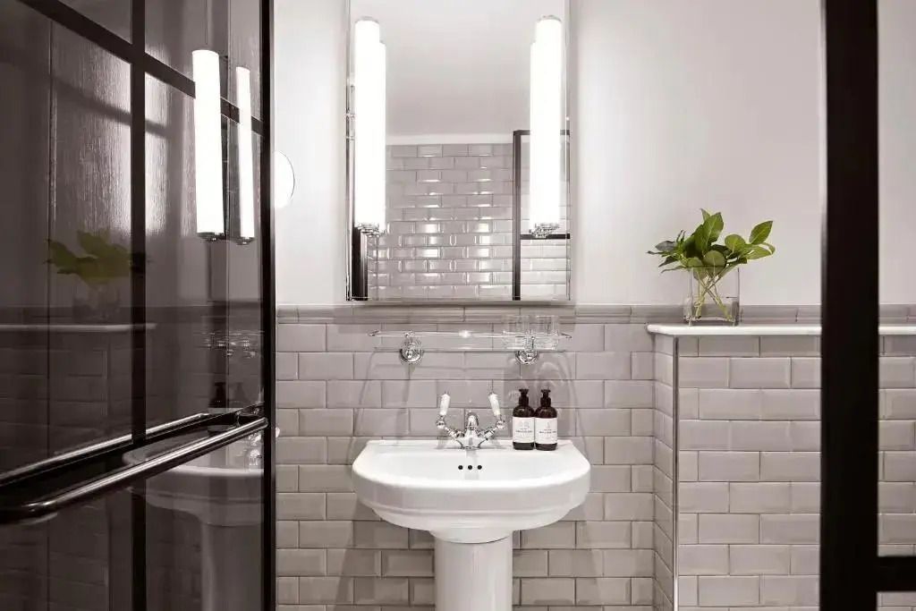 Modernes Badezimmer mit Waschbecken Spiegel und schlichter Dekoration