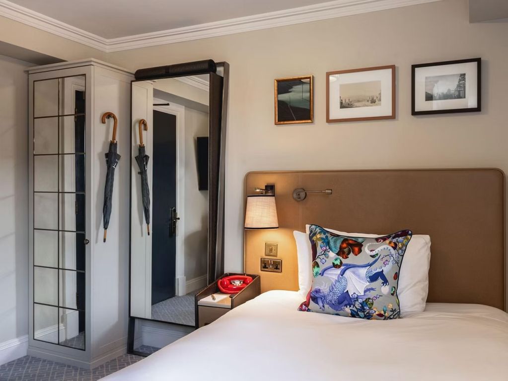 Kompaktes Doppelzimmer mit modernem Dekor und stilvollen Kunstwerken an der Wand