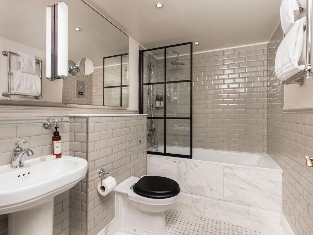 Elegantes Badezimmer mit Badewanne und modernen Fliesen in neutralen Tönen