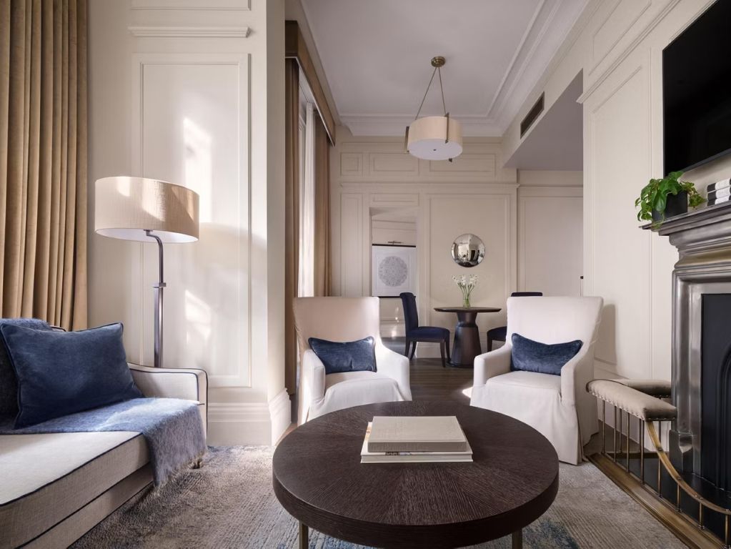 Wohnbereich der Bloomsbury Suite mit bequemen Sesseln und stilvollem Dekor
