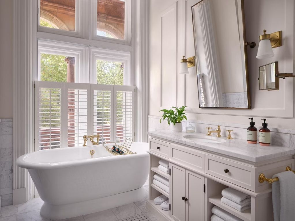 Edles Badezimmer mit freistehender Badewanne und eleganten Details in der Suite