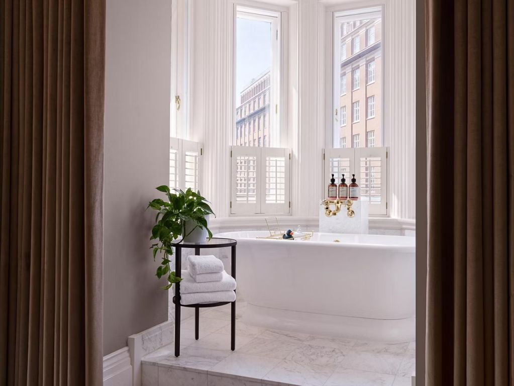 Badezimmer mit großer freistehender Wanne und modernem Design in der Bloomsbury Suite