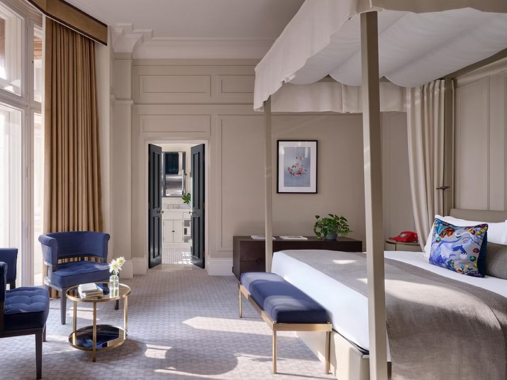 Geräumige Suite mit einem Himmelbett und eleganter Einrichtung im Kimpton Fitzroy London.