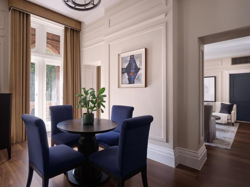 Gemütlicher Essbereich mit blauen Stühlen und Holztisch im Kimpton Fitzroy London.