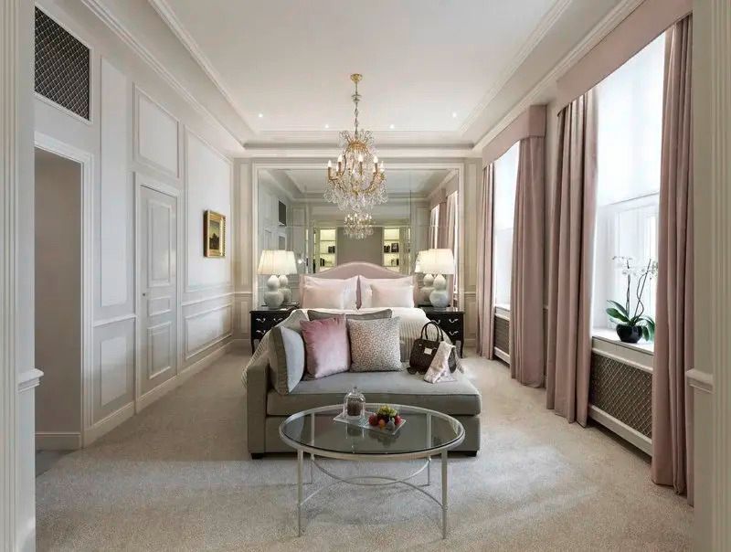 Luxuriöses Zimmer mit Kronleuchter und eleganter Einrichtung.