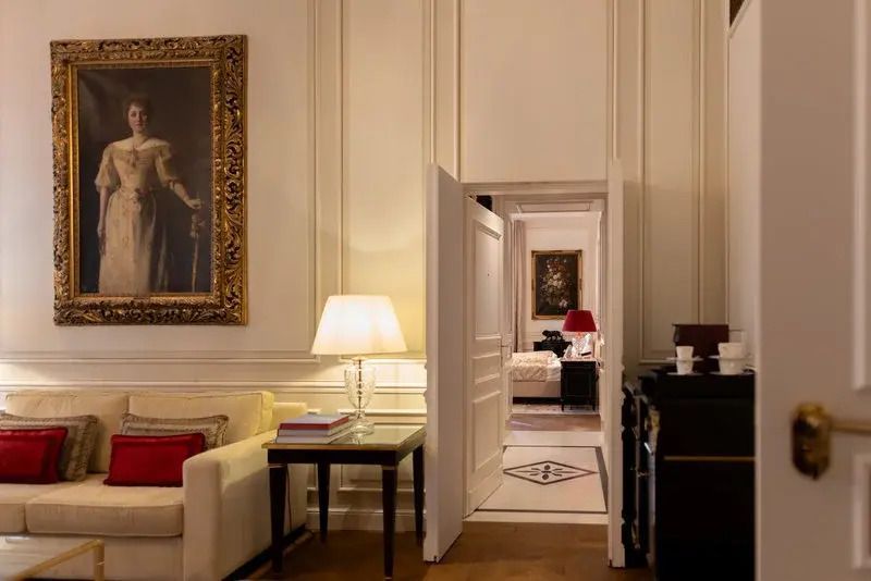 Schicker Wohnraum mit eleganter Kunst und stilvollen Möbeln