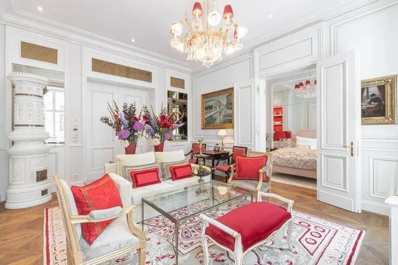 Opulentes Wohnzimmer der Madame Butterfly Suite mit roten und goldenen Details