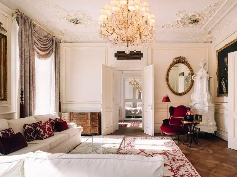 Helles Wohnzimmer mit stilvollen Möbeln und Dekor in der Suite.