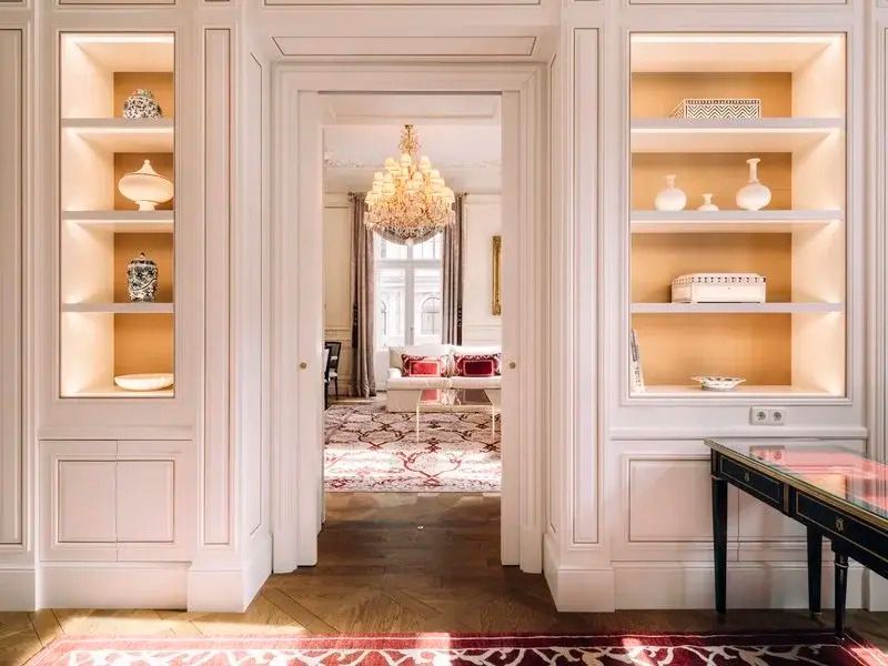 Durchblick von einer eleganten Diele in ein geschmackvoll eingerichtetes Wohnzimmer.