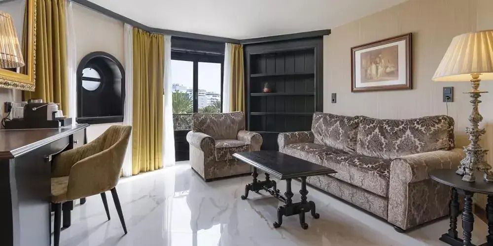 Wohnbereich der Suite mit eleganten Polstermöbeln und stilvoller Dekoration.