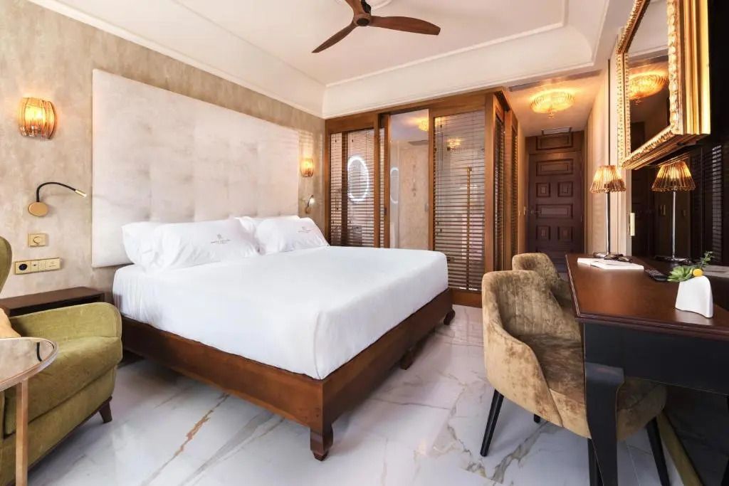 Deluxe Doppelzimmer mit elegantem Holzmobiliar und Marmorfliesen