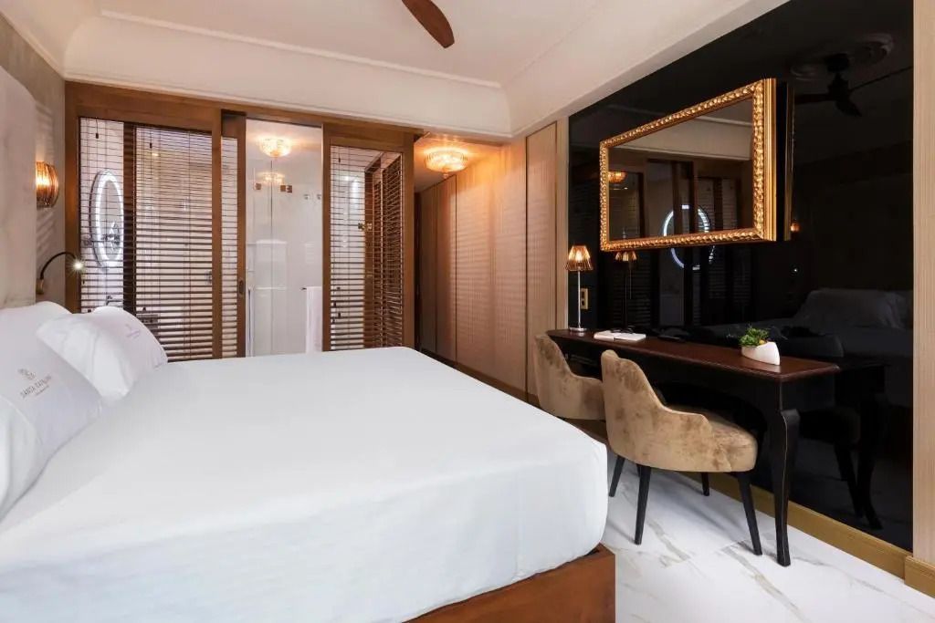 Schreibtisch mit Spiegel und Stuhl im Deluxe Doppelzimmer