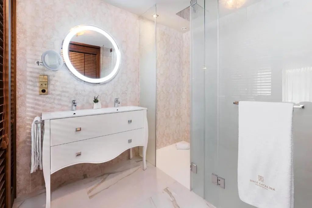 Helles Badezimmer mit modernem Waschbecken und beleuchtetem Spiegel